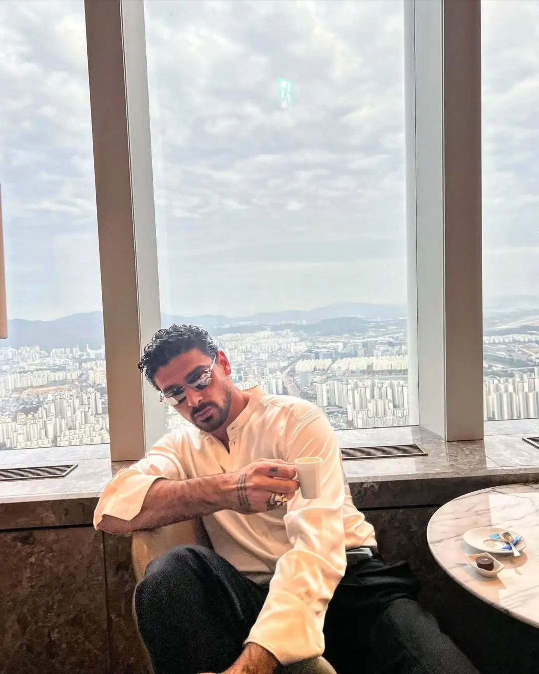 “Sim, eu beijei outros homens em minha vida por curiosidade própria”, contou Morrone. (Foto: Instagram)