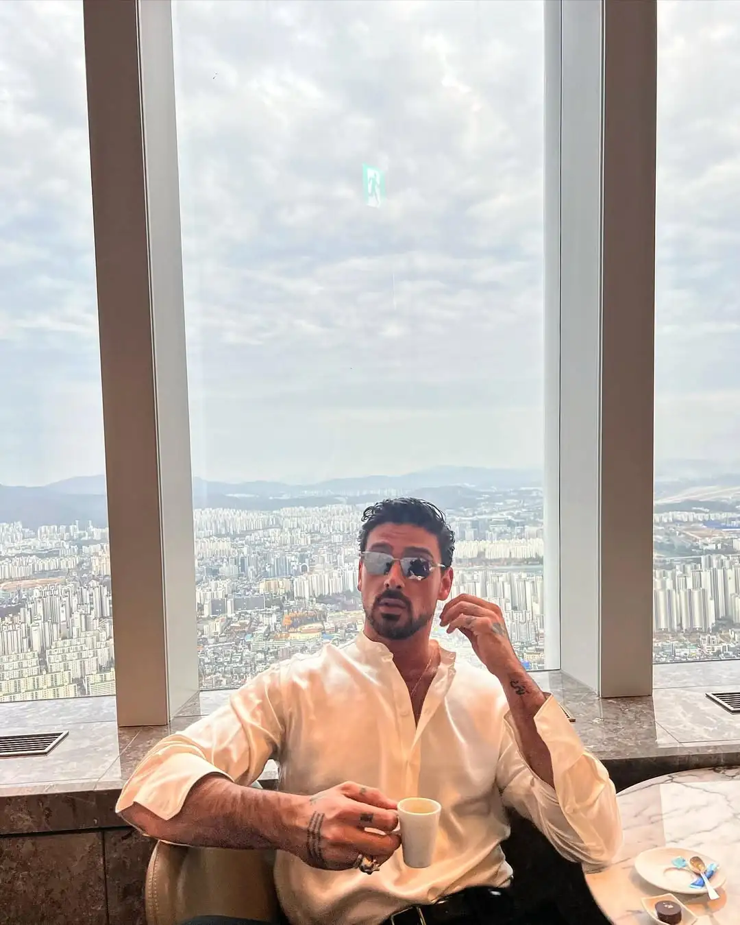 Michele Morrone, conhecido como Massimo na trilogia “365 Dias”, revelou que já teve experiências afetivas com homens. (Foto: Instagram)