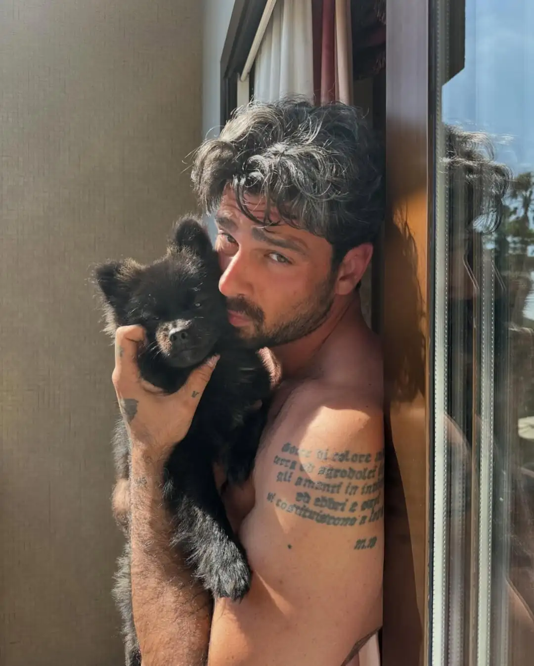 Ele explicou que já beijou outros homens fora das telas por curiosidade própria. (Foto: Instagram)