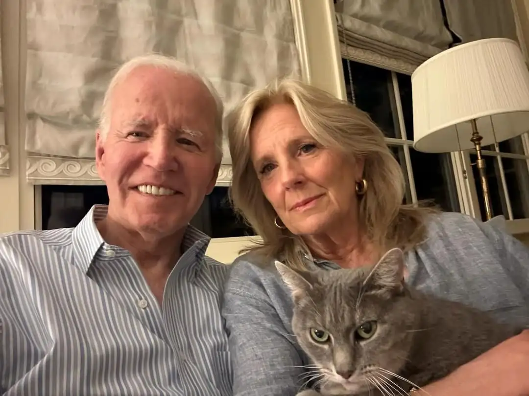 Na publicação, ele aparece ao lado da esposa, Jill Biden, e do gato da família, agradecendo o apoio que vem recebendo após a notícia (Foto: Instagram)
