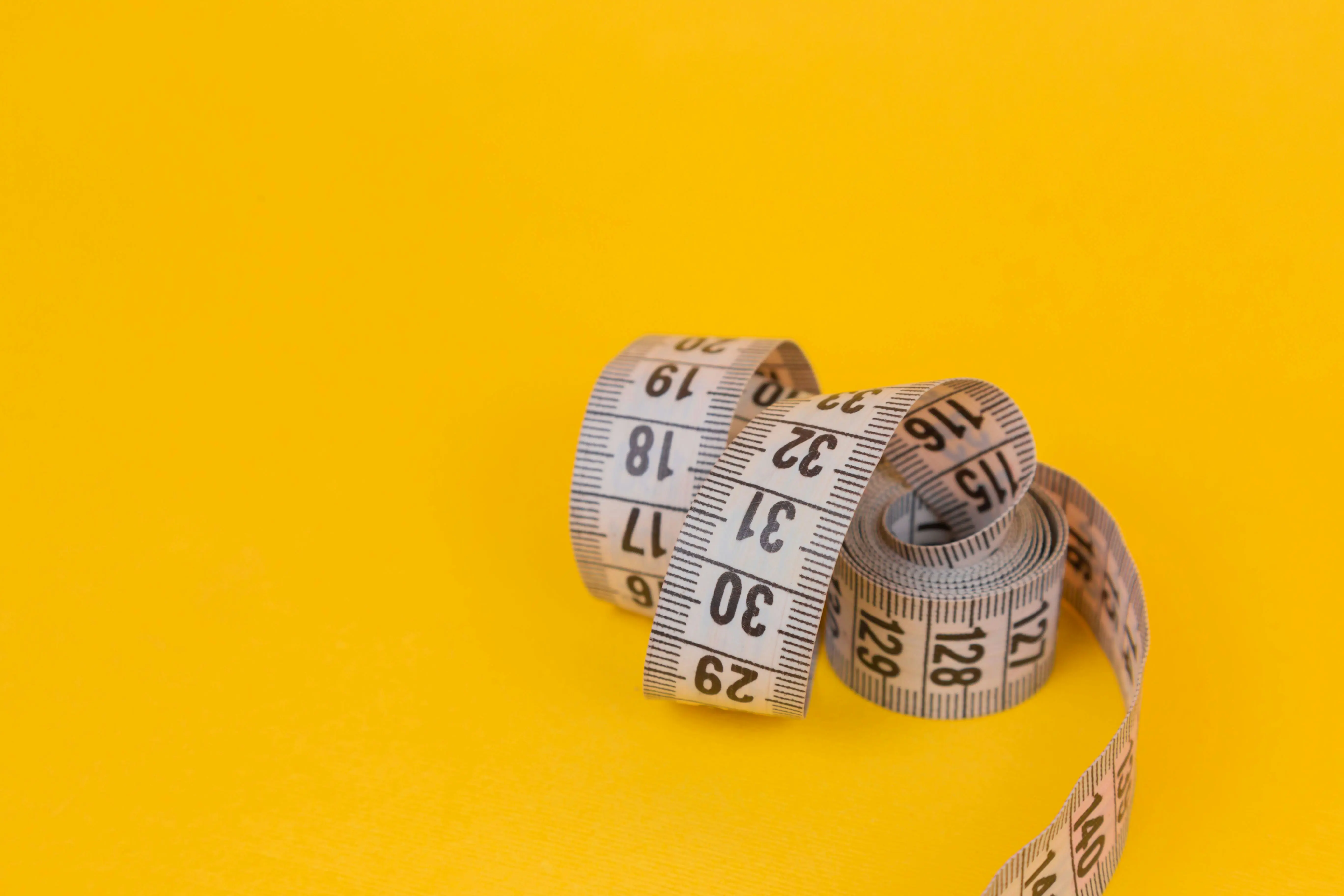 Entre as principais mudanças estão a redução do IMC mínimo exigido e a liberação do procedimento para adolescentes a partir de 14 anos, desde que com quadro grave de obesidade (Foto: Unsplash)